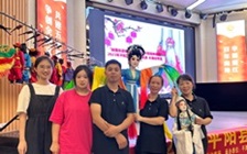 圖為志愿者與劇團(tuán)成員合影。舒檸攝