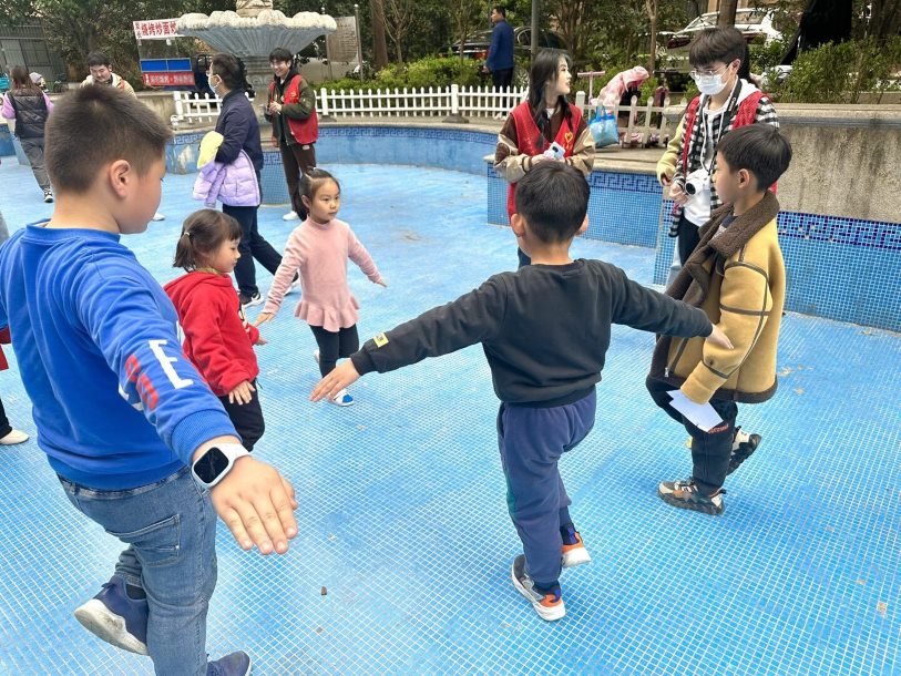 圖為一二三木頭人比賽現場。