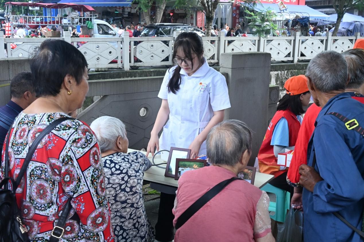 R^ů ׌ҸɫؑcйI(y)W(xu)Ժl(xing)dM(jn)F(tun)s^(q)p(zhn)_չ(sh)`