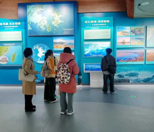 實踐隊參觀殼丘頭博物館并記錄信息