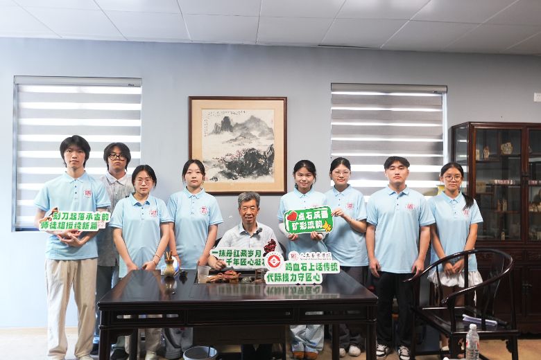 uѪʯ񣺽˵Ĉc֮·ĵVɽչһĨtǧ}cͻ