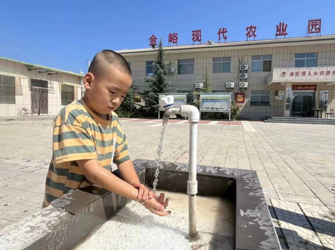 學生積極注意個人衛生 范依朵攝