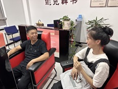 圖為廖文贊老師與志愿者進(jìn)行訪談。舒檸攝