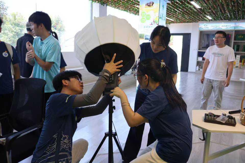 r(nng)ֱůУ̽Lġɫ͑׃