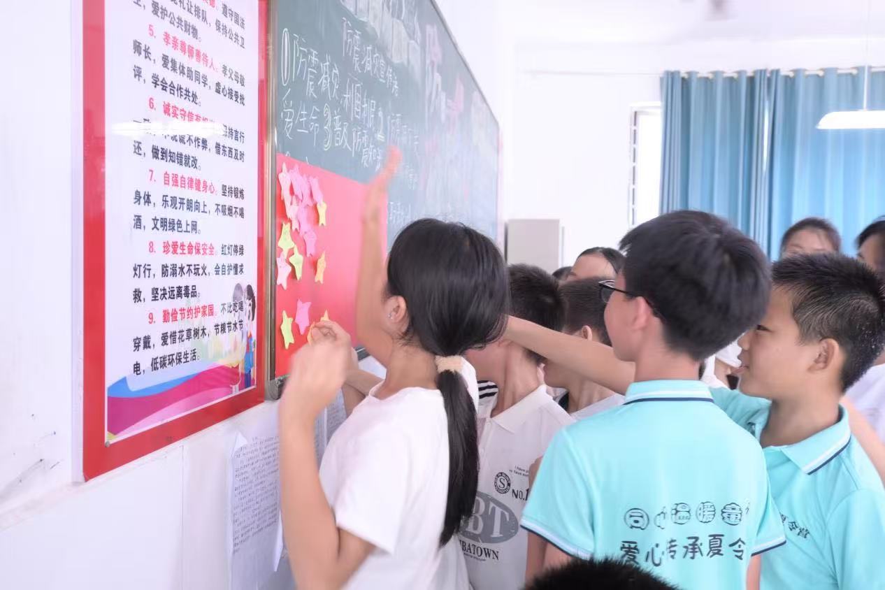 ώW(xu)(sh)_(d)W(xu)Ժ̎ϵ(hu)(sh)`F(tun)_(ki)չмtɫ򣬠(zhng)r(sh)ꡱtɫՓ(dng)