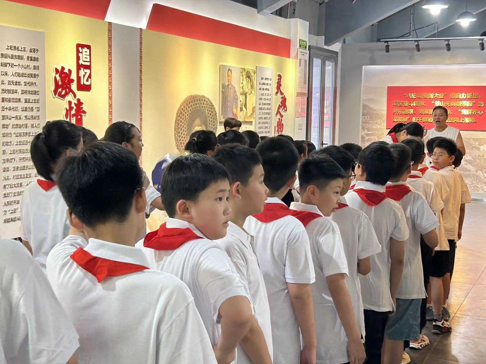  Young`FBdꠣݰ̣wvM