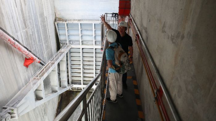 成員觀察放水閘門結(jié)構(gòu)及啟閉系統(tǒng) 宋天浩攝