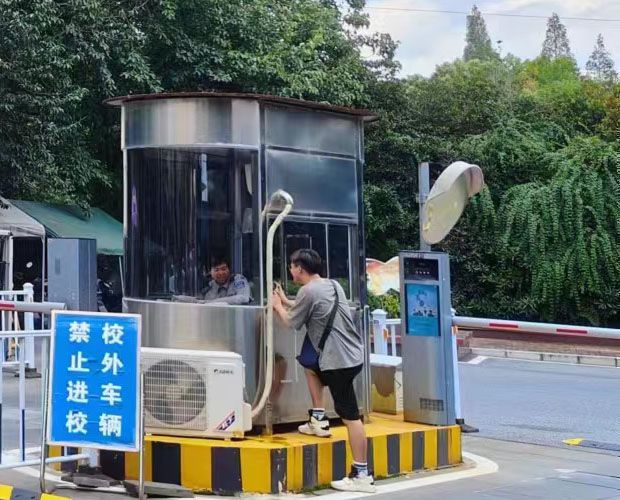 圖為團(tuán)隊(duì)成員采訪(fǎng)皖南醫(yī)學(xué)院工作人員