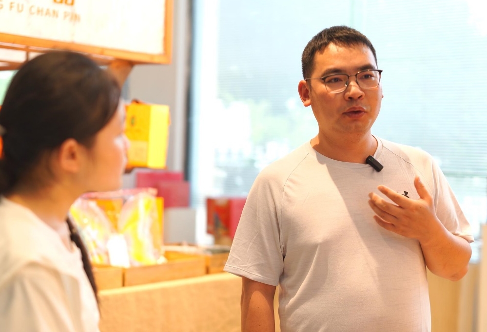 實踐團隊與龍游電商城負責人進行交流 通訊員姜豪祥攝