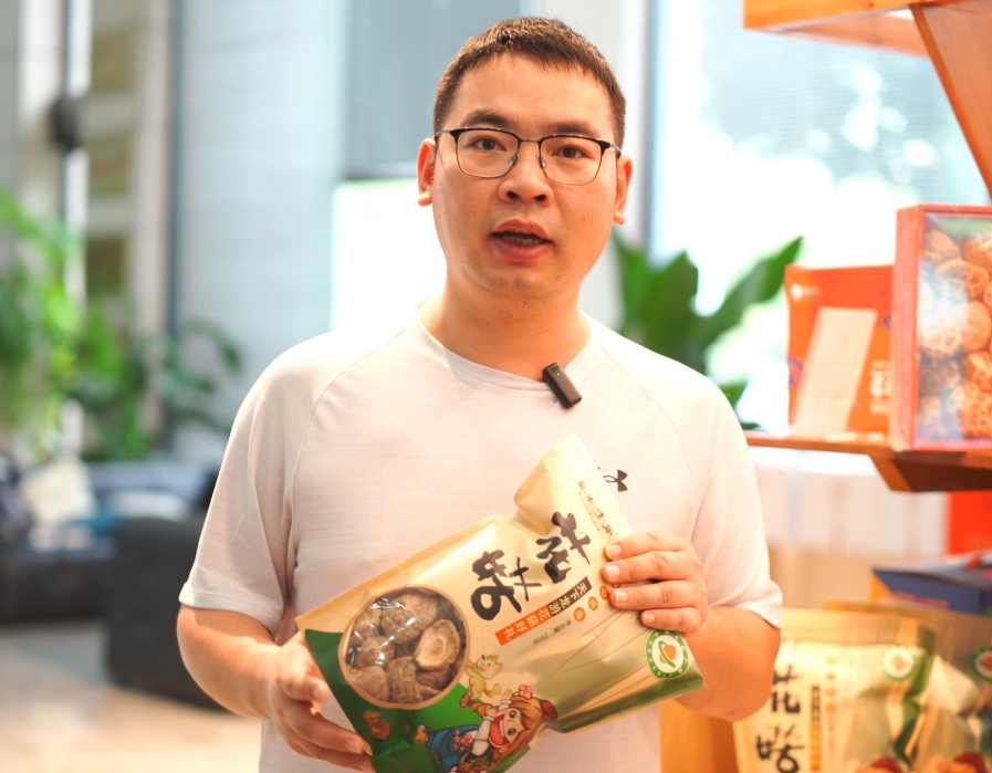 實踐團隊在負責人帶領下進行產品了解 通訊員姜豪祥攝