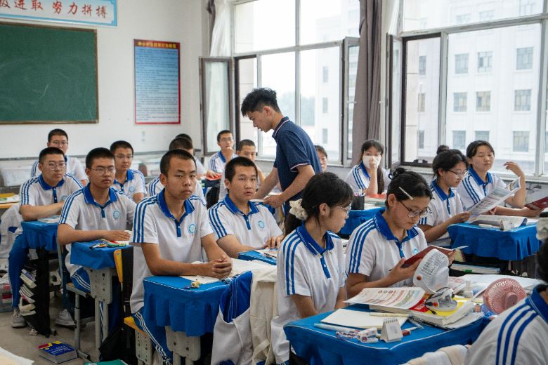 發(fā)放宣傳手冊 胡梓軒攝