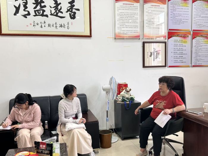 圖為團(tuán)隊(duì)正在與沙富村婦聯(lián)主席進(jìn)行訪談 李香濘攝