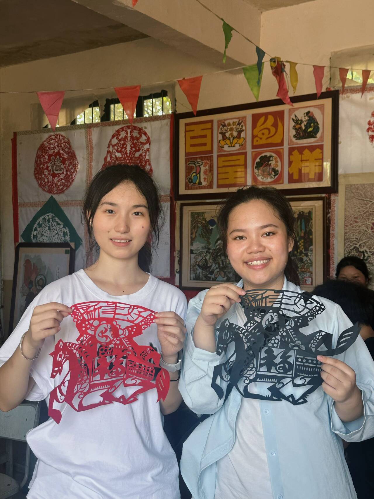 團隊成員們隨宋爺爺和唐奶奶學習剪紙