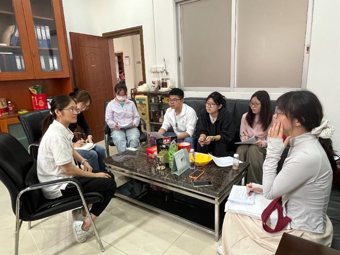 圖為團(tuán)隊(duì)成員與樂(lè)善社工志愿者進(jìn)行訪談 李香濘攝