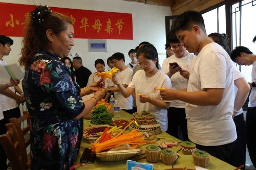 實踐隊員體驗手工編織忘憂花