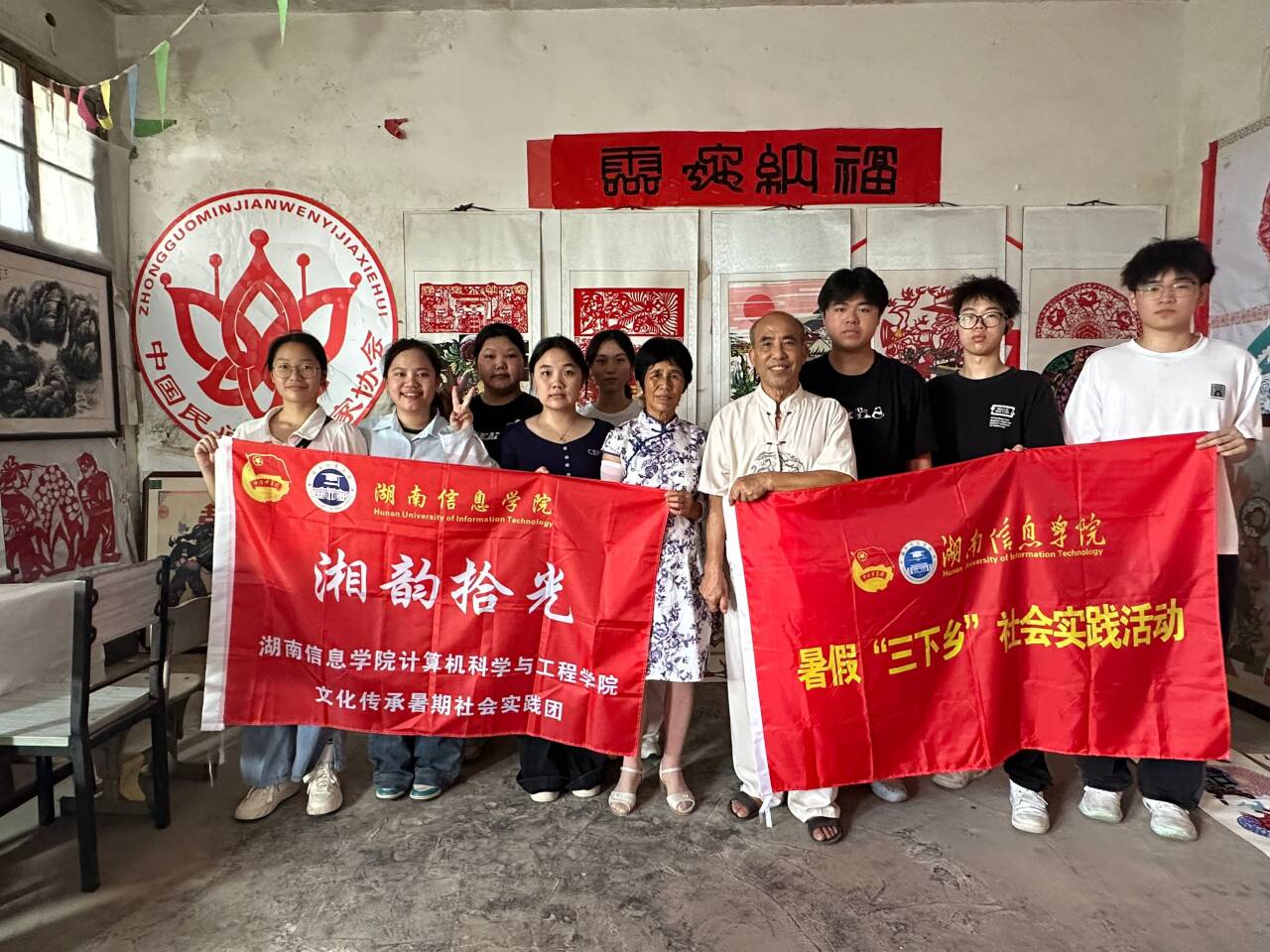 團隊成員們在宋爺爺家的合照