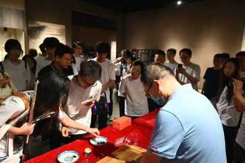 實踐隊員品嘗“定坤丹”、“六味地黃丸”