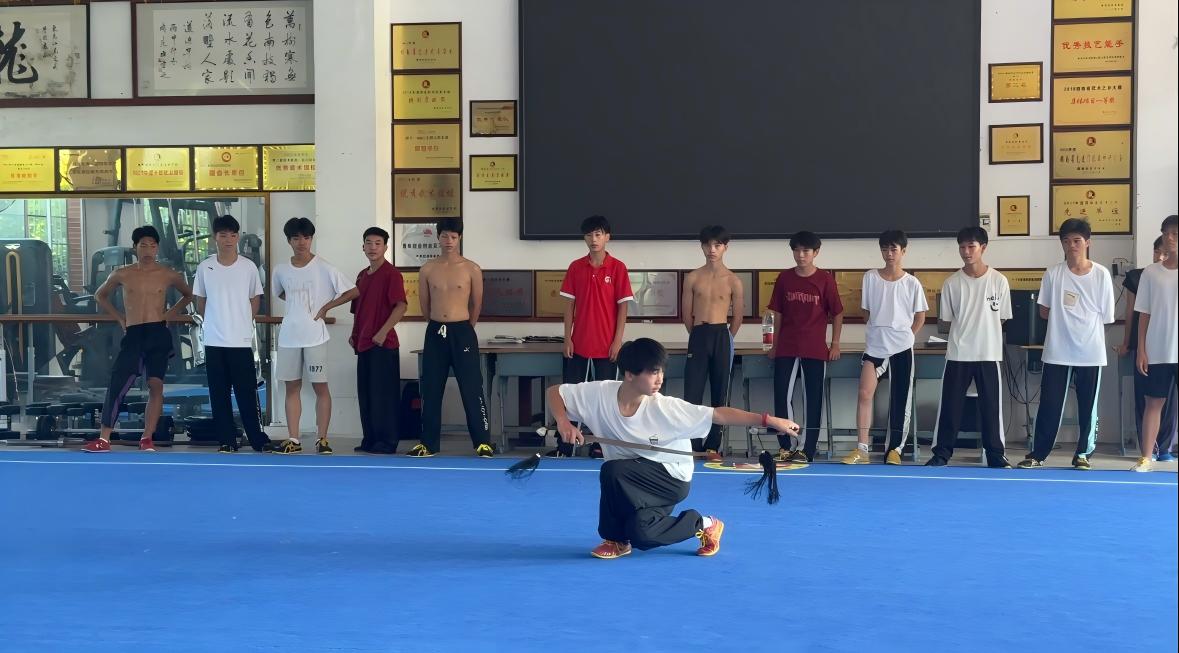 F꠳ɆTږ|W(xu)У^W(xu)