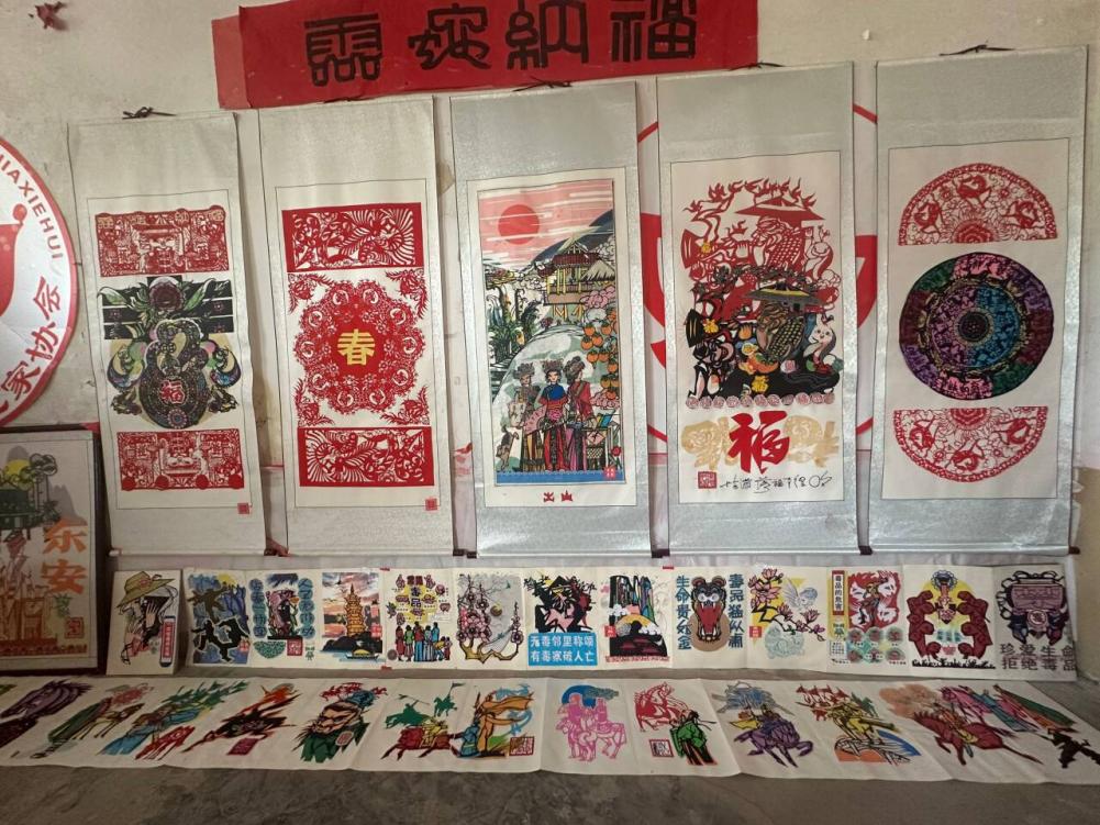 團隊成員們在宋爺爺家墻上看到夫妻倆的作品