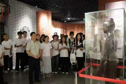 負責人向實踐隊員介紹“針灸銅人”