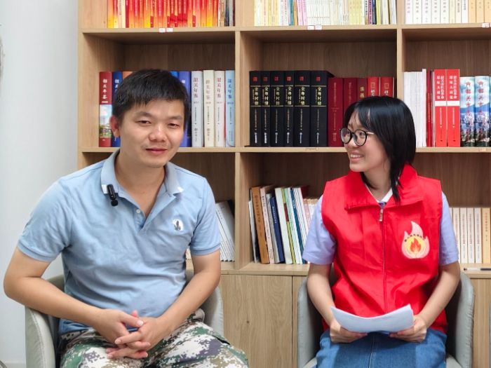 圖為楊靖副書記接受實踐團成員采訪