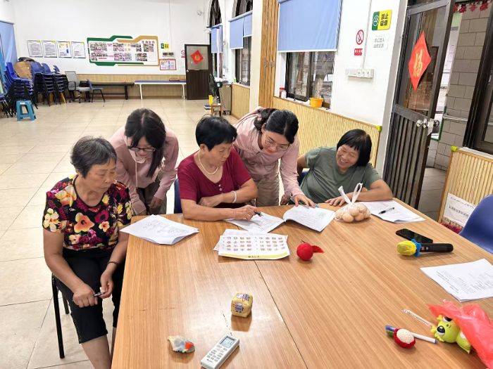 圖為團(tuán)隊(duì)成員正在活動(dòng)中心與老人進(jìn)行交流 李香濘攝