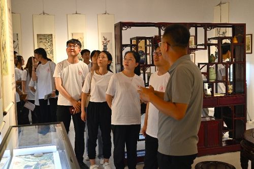 實踐隊員參觀萱堂