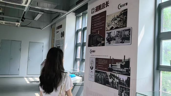 團隊成員觀賞電力站發展歷史