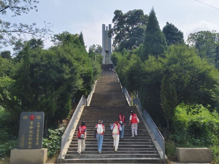 圖為實踐團成員去祭拜烈士紀念園