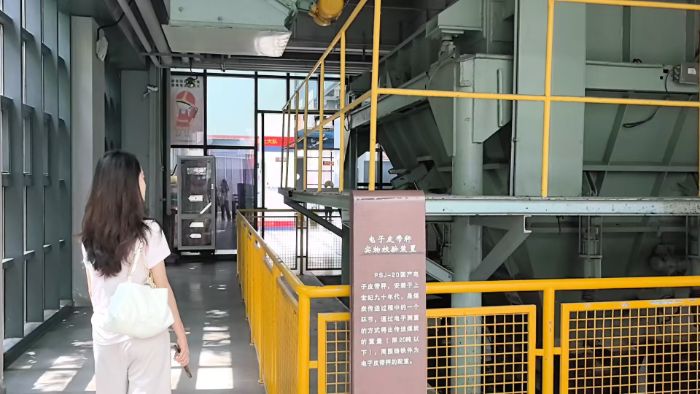 團隊人員觀賞電力站發展歷史 楊雨昕攝