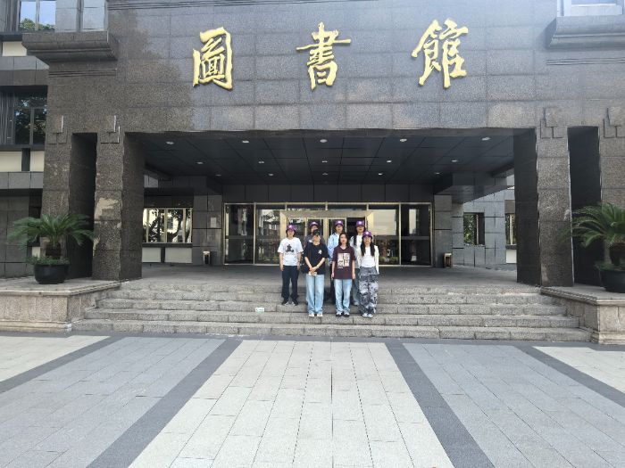 (此處添加照片:南審“紅途新語”團隊在莫愁校區圖書館前合影)