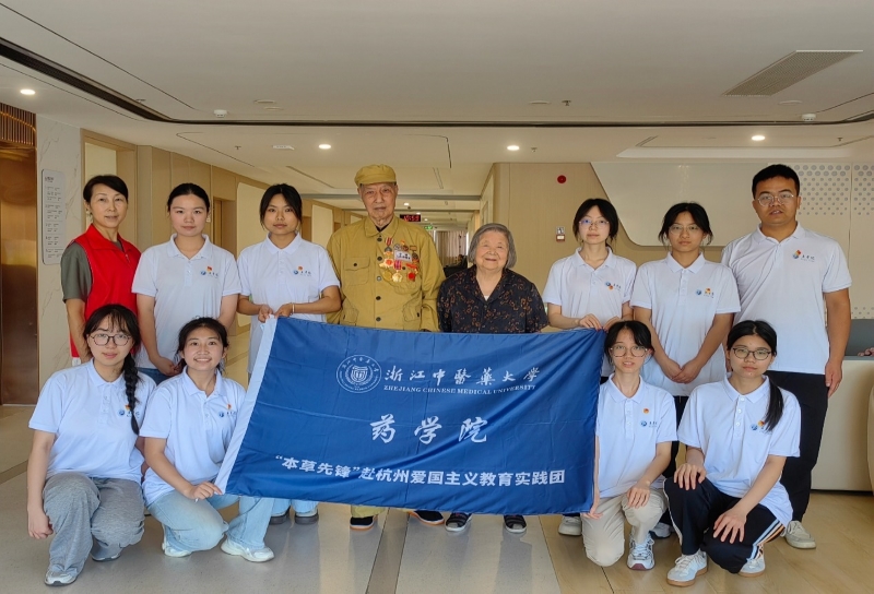 實踐團成員與章恒本老戰士及其家屬合照 楊婷婷攝