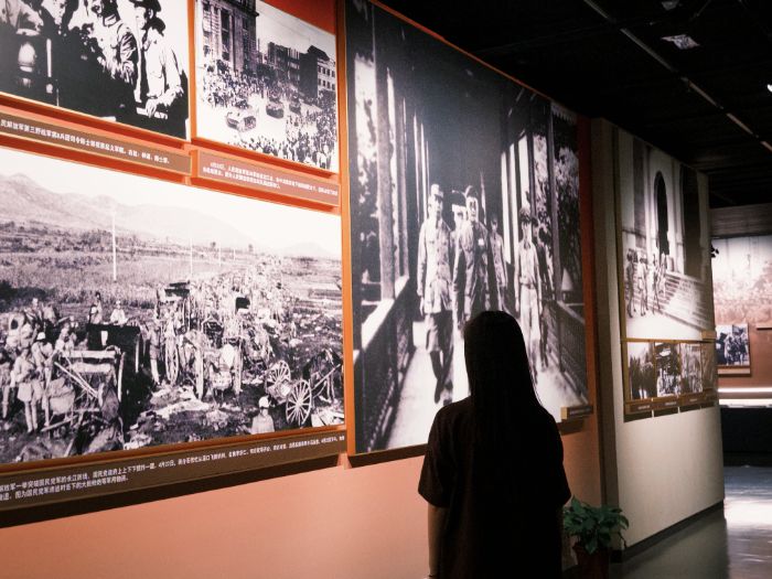 (此處添加照片:游客在參觀渡江戰役勝利紀念館)