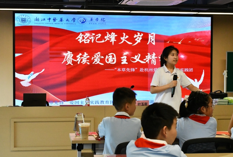 實踐團成員丁婭琳與小學生們交流互動 楊婷婷攝