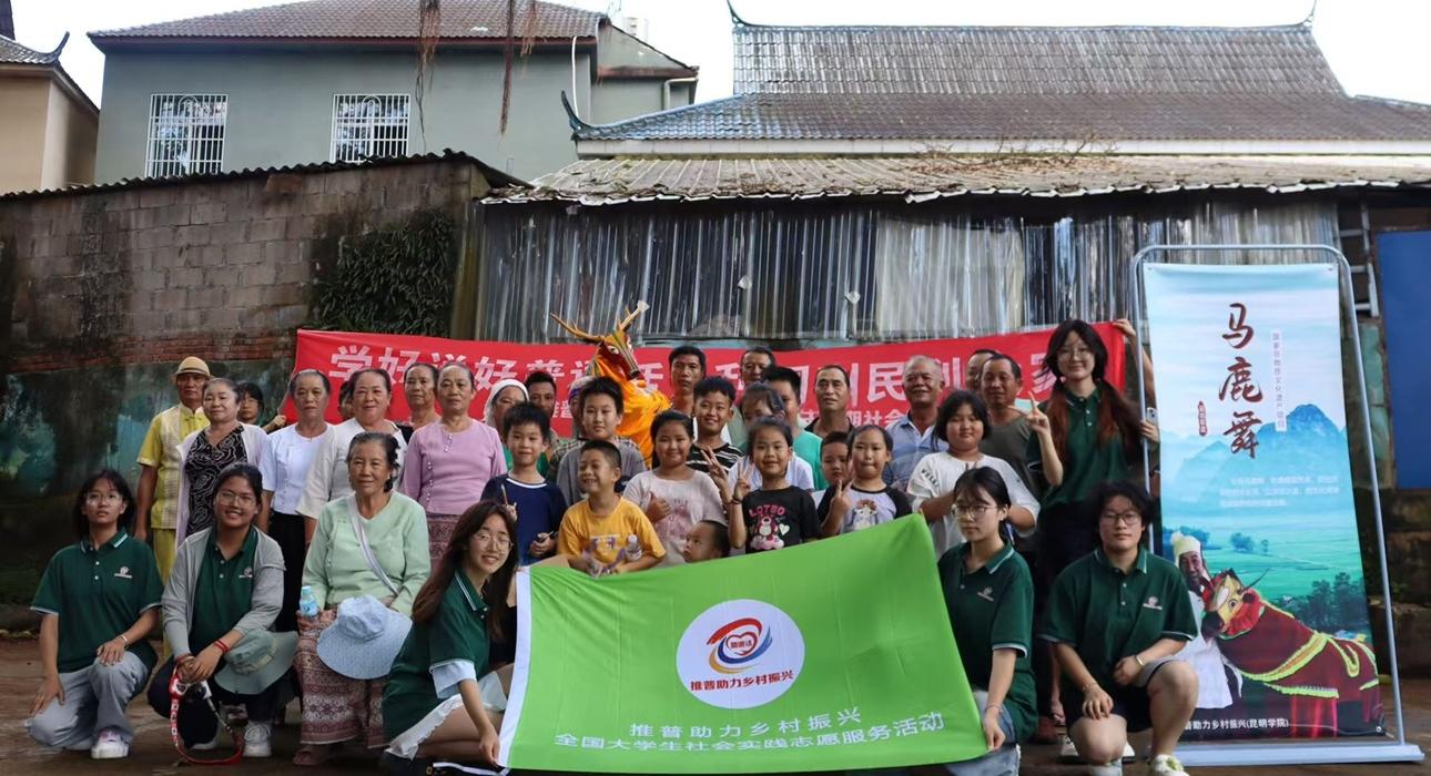 圖為團(tuán)隊(duì)在演出結(jié)束后與觀眾合影 朵王梓鑫 攝