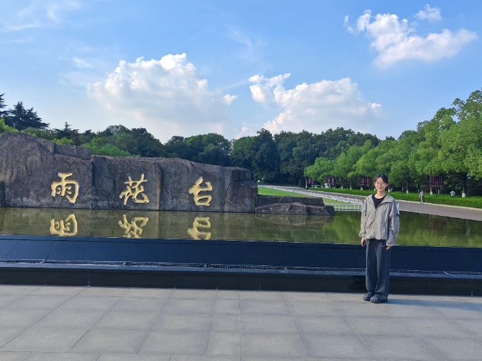 (此處添加照片:團隊成員在參觀雨花臺烈士紀念館時在門口拍照留念)