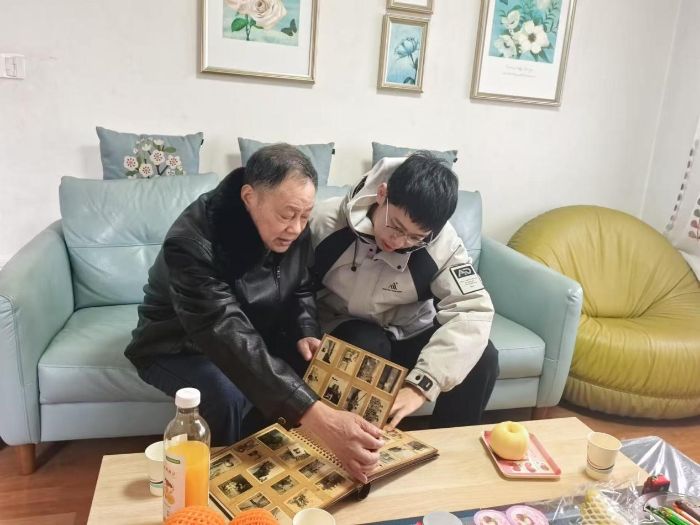 圖為南京師范大學(xué)“青衿戎語(yǔ)”對(duì)話團(tuán)成員采訪安徽籍退伍軍人。吳易錚供圖