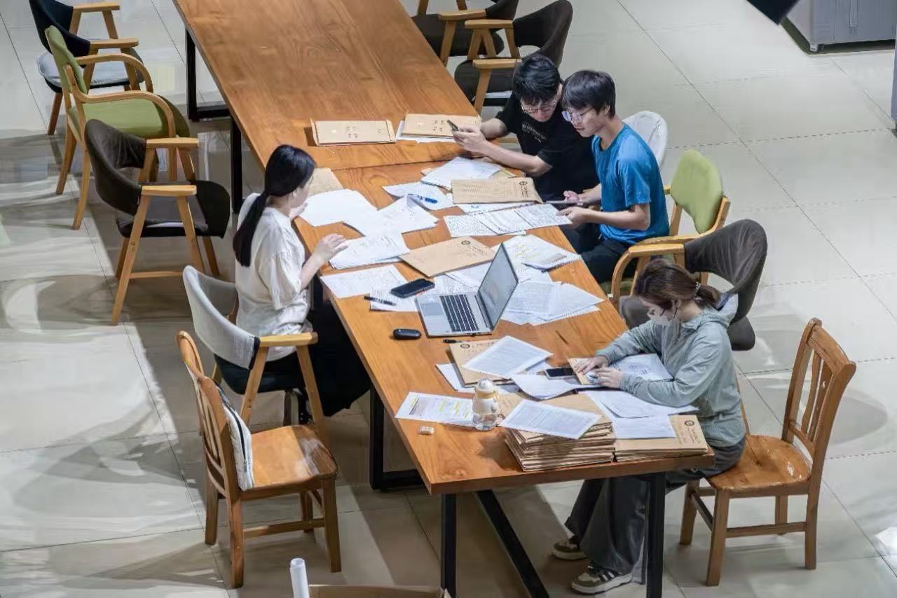 隊員們在查閱文獻