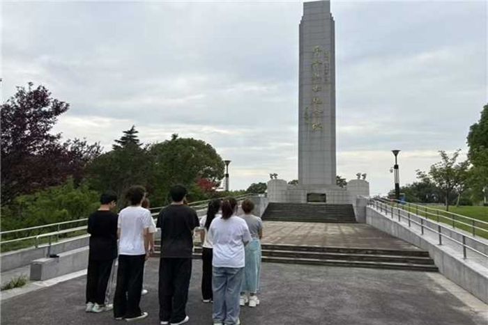 ׷tɫӛӢҾ  ϾW(xu)̩݌W(xu)ԺP(yng)(zhn)񣬵Zഺ(dn)(dng)`F(tun)꠸̩ʿ@^